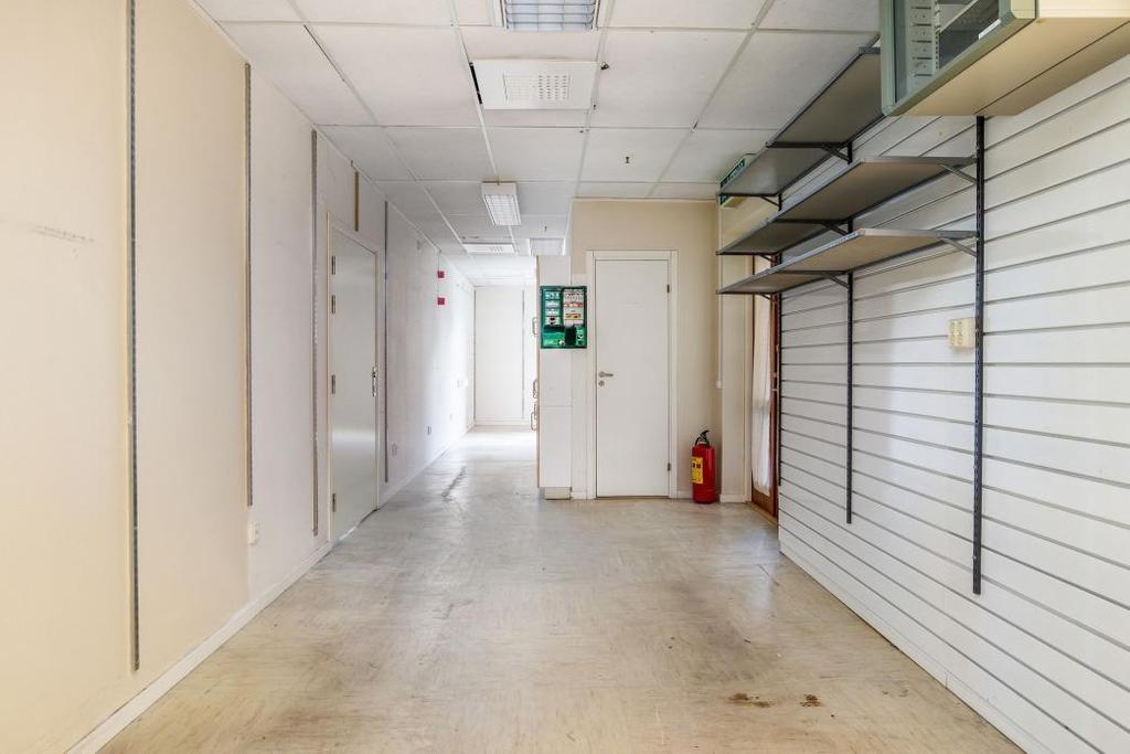 Service I Gallerian finns ett varierat utbud av butiker och service. För att nämna några av hyresgästerna som är etaberade så finns bl.a. Kappahl, Lindex, Dressman, Apoteket Liljan samt Subway m.fl.