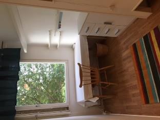 Det finns säng, skrivbord samt klädförvaring i bägge. Rumsinnehavarna delar på dusch och toalett. På den toaletten finns även tvättmaskin som vi delar på allihop.
