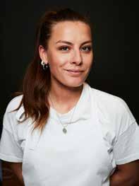 Clara är utbildad kulinarisk kock och måltidskreatör vid Restaurang-och hotellhögskolan i Grythyttan. Hennes främsta fokus är kreativ receptutveckling, sensorik och gastronomisk estetik.