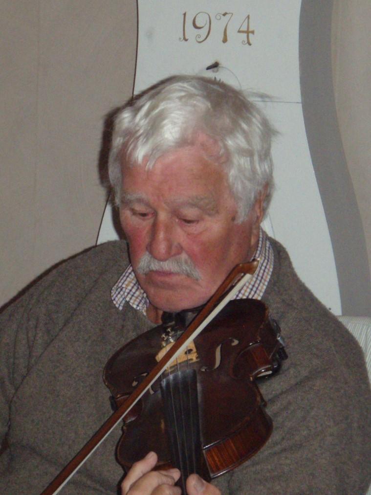 Curt Carlsson K e r s t i n L a n b e c k V a l l é n, U l f L u n d g r e n Alla vi som gästat spelmansstämmorna i Hallunda, Slagsta, Hågelby och Trädgårdstorp har sett honom i aktion.