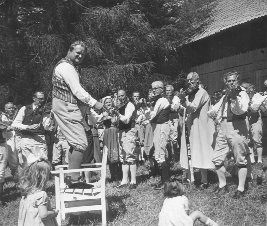 Kerstin Lanbeck Vallén Dags att fira Julitastämman fyller 90 år Så började det och med På midsommardagen blir det spelmansstämma på Julita småtrev- som vanligt, men kanske inte riktigt som vanligt