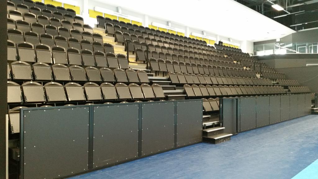 Robust och bekväm stol avsedd för läktare i sporthallar och arenor.