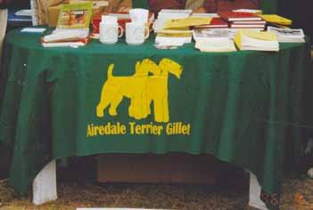 Avsändare: AiredaleTerrierGillet c/o Inger Söderlund Karlbergsvägen 12 791 36 Falun B Post Porto betalt Saknad duk Den här duken är på vift sedan ett bra tag.