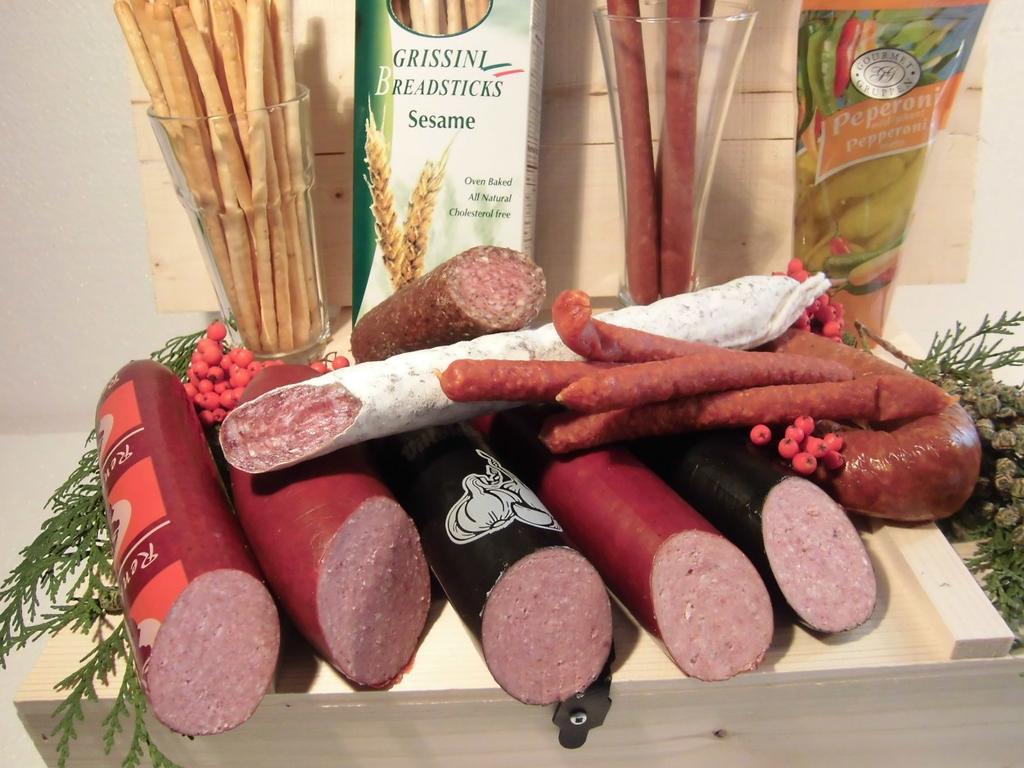 Mat/Godis SID 15 Stora Publådan Vildsvinskorv, 260 g Tysk Pepparsalami, 200 g Vitlökskorv, 300 g Onsalakorv Original, 300 g Haga Petters Julmedwust cognac, 180 g Salami Hammergarlic &