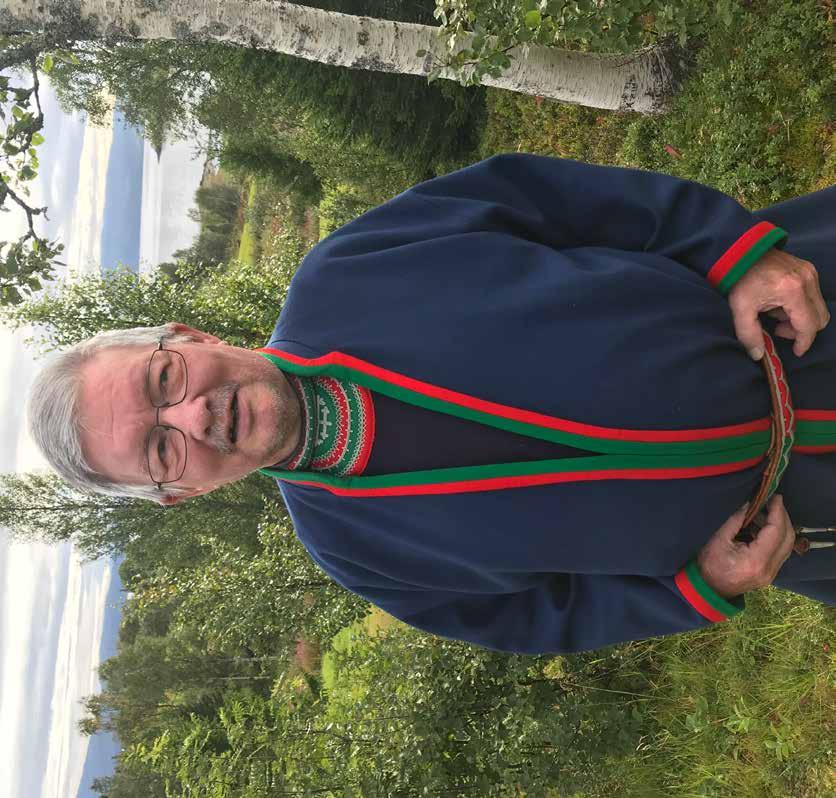 Guvvie Etter mange år i sørsamisk kirkeliv takker Sigfred Hilmar Jåma av fra rådsarbeidet. Og han må kle seg i finstasen når han skal fotograferes hjemme på gården ved Limingen.