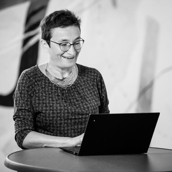 VIRGINIA DIGNUM PROFESSOR I ARTIFICIELL INTELLIGENS MED INRIKTNING MOT SOCIAL OCH ETISK AI 1 SEPTEMBER 2018 Socialt ansvarstagande AI När system byggda på artificiell intelligens (AI) fattar allt