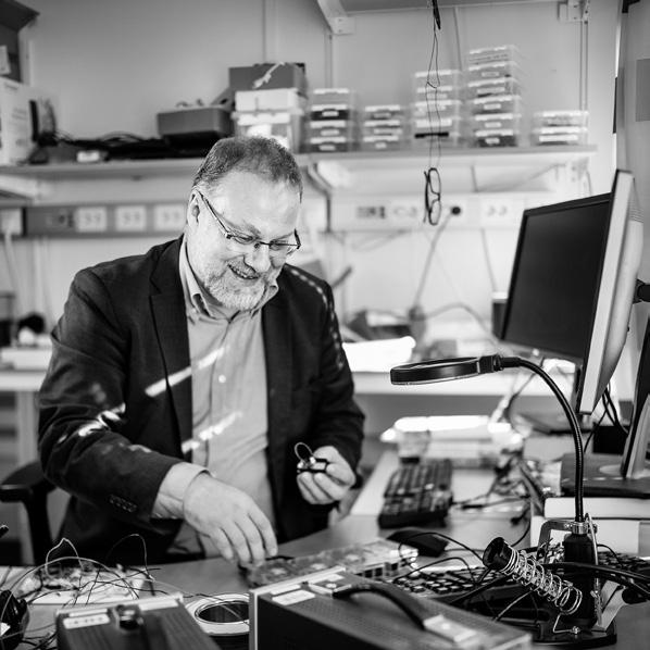TOMAS NORDSTRÖM PROFESSOR I INBYGGDA INTELLIGENTA SYSTEM 1 MAJ 2019 Teknik för att möjliggöra inbyggda intelligenta system Allt mer av de saker vi interagerar med i vardagen börjar anpassa sig till