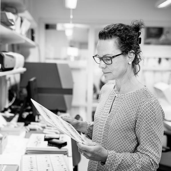 Hon blev docent 2008 och har erhållit Cancerfondens 6-åriga forskartjänster för både juniora och seniora forskare.