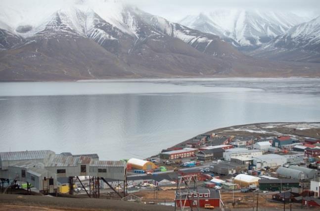 Nordiska museet: The Arctic while the ice is melting I Arktis har människor levt i tusentals år. Idag möter denna del av världen utmaningar som berör oss alla.