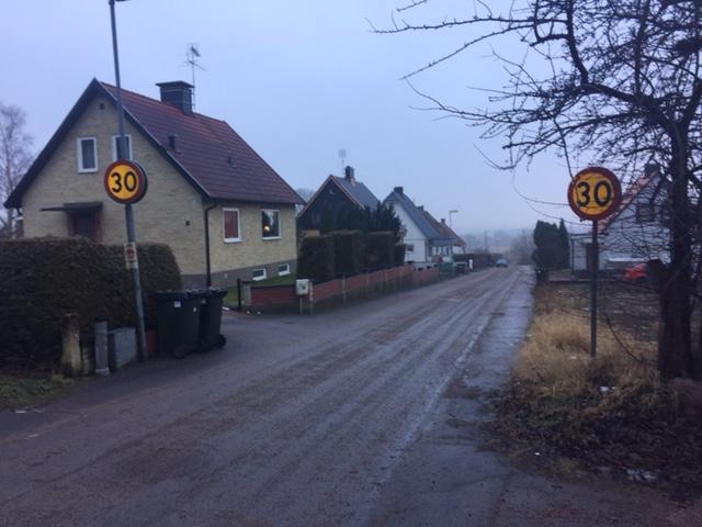 Det finns även inget som tyder på spridning från deponin på Skyttegården 1. Planområdet är högre beläget än deponin och övriga delen av Skyttegården 1. Bebyggelse Planområdet är idag obebyggt.