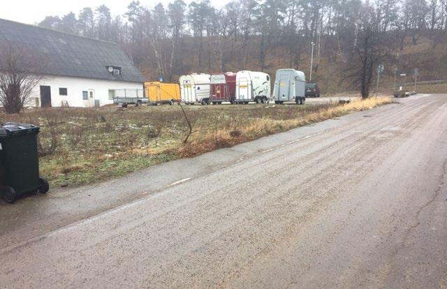 Till vänster: Lagerhusvägen Till höger: Direktutfart mot Vramsvägen. Parkering I planområdets sydöstra del finns en gruslagd parkeringsyta.