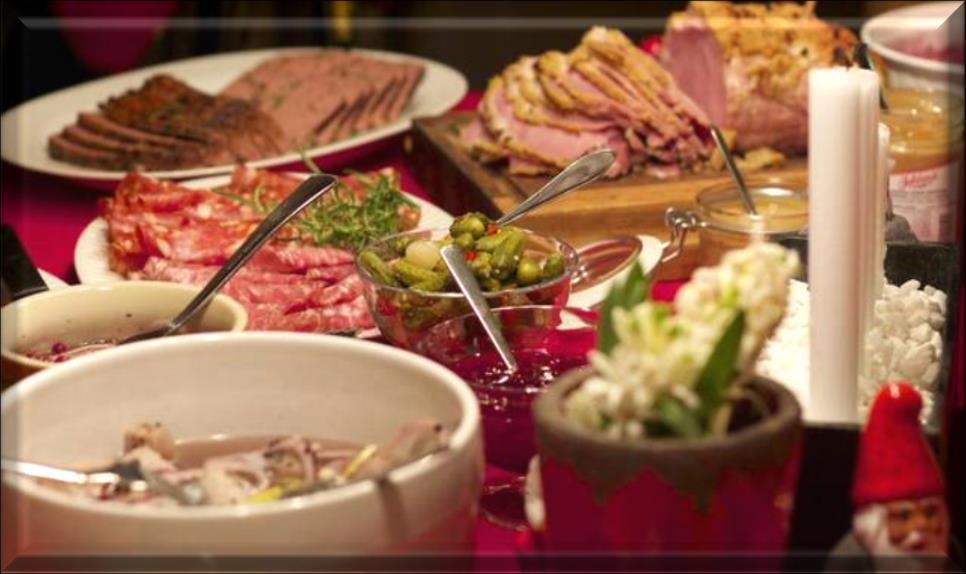10. Julbord på Västerport Granen har ställts fram så röd och grann. Grytor, karotter och fat står framdukade med julbordets alla läckerheter.