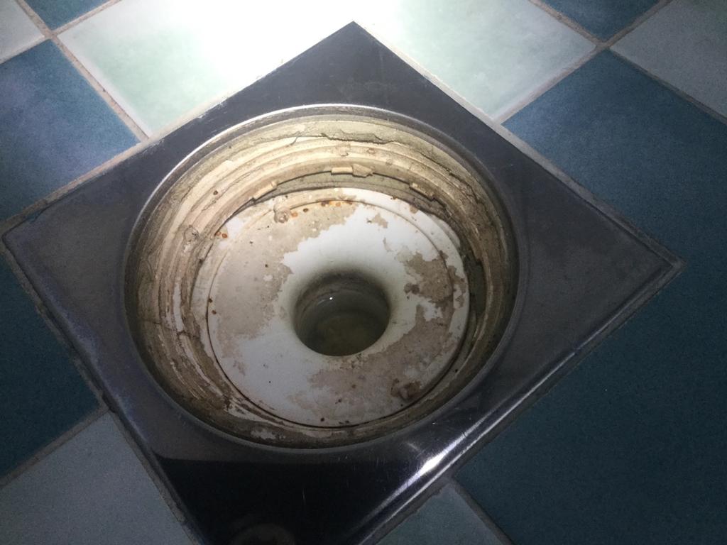 NOTERING Allmänt Trapphallen upp vån 2 Entréplan Badrum Brunnsmanschetten är avslutad på ett felaktigt sätt.