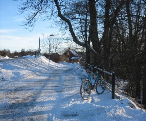 Figur 9. Cykelparkering För resande från Resarö är det vanligt att anslutande buss 670 till Vaxön redan har åkt när matarbussen anländer till Engarns vägskäl.