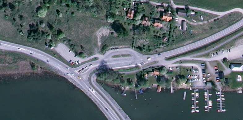 Miljö Väg 274 mot Stockholm Svårt med vänstersväng Rester av gångpassage