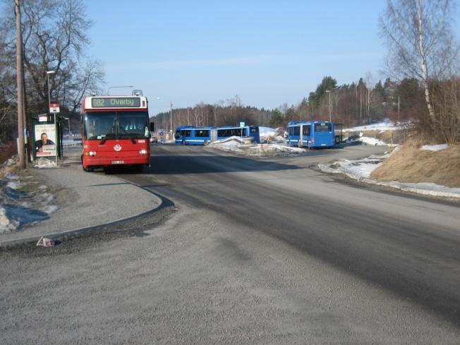 Engarns vägskäl. Den största bristen tyckte barnen var att de frekvent missade linje 670 in till Vaxholm på morgonen eftersom den körde tidigare än den skulle enligt tidtabellen.
