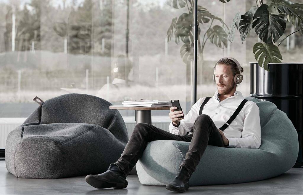SITTMÖBLER Klädda pallar på kontoret som fungerar som extra sittplats till besökare och förvaring.