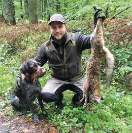 Efter en till synes lång väntan vid sårlegan syntes hunden komma i full karriär och, ja! Bringslet satt där det skulle och vägen tillbaka till viltkroppen gick bra! Båda våra hundar fick maxpoäng.