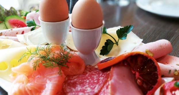 Sonntagsbrunch im Wohnheim An drei Sonntagen im Semester lädt das KHG-Wohnheim zum Brunch ein. Im Wechsel bereiten die WGs dies gemeinsam vor.