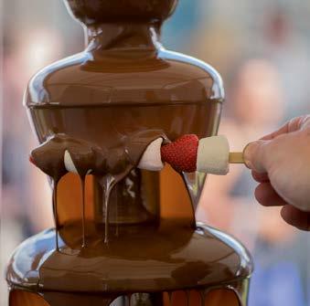 Schokoladenfondue Schokolade und was sonst noch glücklich macht Wer in der Weihnachtszeit noch nicht genug Glückshormone produziert hat, der kann das nun beim abendlichen Schokoladenfondue nachholen.