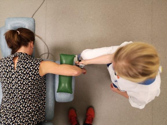 3:2 Protokoll Testpositioner Vid mätning av inåt- respektive utåtrotation placerades deltagaren i magliggande på brits med axeln i 90 grader abduktion samt armbågen i 90 grader flexion.