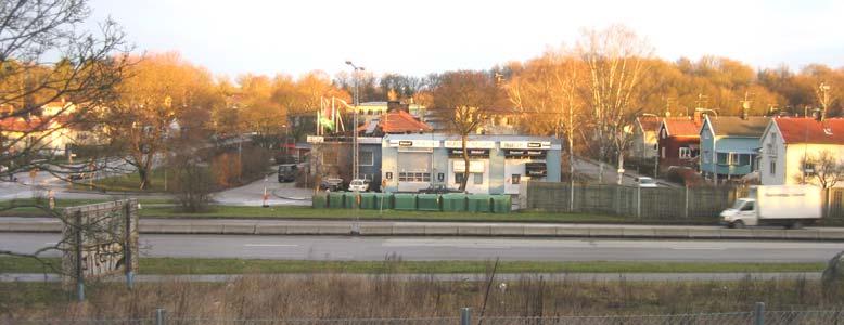 Det föreslagna området gränsar till den småskaliga villabebyggelsen, ett större parkområde samt den hårt trafikerade vägen Bergslagsvägen och Vultejusvägen.