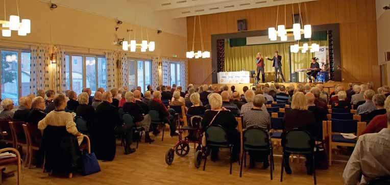 Över hundra ombud, elva ledamöter från distriktsstyrelsen, fyra ersättare, revisorer, valberedare och ett