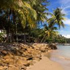 92 Phuket område för område Laem Singh-stranden 5 KARTA G1 Den här vackra och avskilda stranden med frodiga palmer och stora stenar känns som en hemlig liten vik.