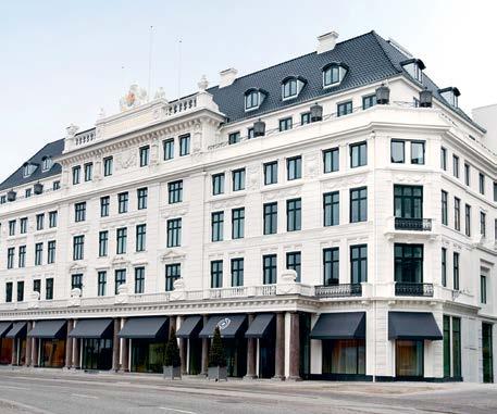 I Stockholm erbjuder både Grand Hôtel och Hotel Nobis den kärleksfullt fjädrande känslan på rummen och på