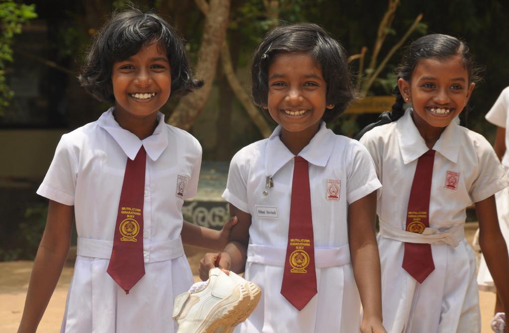 berättelse 8 Tre glada flickor vid Kelani College i Colombo Sri Lankas Barns