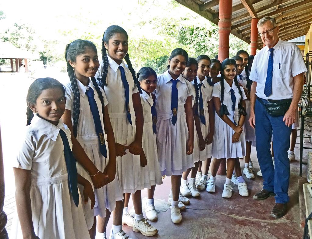 SLBVs ordförande, Bo Krigsman, tillsammans med några elever på Kelani College i Colombo.