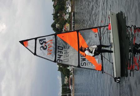 Efter ett tag insåg jag att det var roligare att segla jolle med ungdomar i min ålder, så jag bo rjade vara mer på Tjuvkil ista llet och seglade RS-Tera.