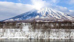 Niseko. Bussresan tar ca tre timmar, och ni är framme i Niseko under tidig eftermiddag.