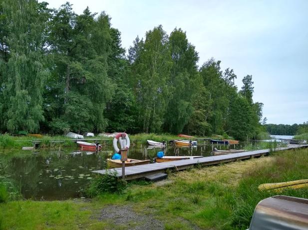16 (31) ytterligare två stycken bryggor söder om Sjöstigen mellan fastigheterna. Bryggor får endast uppföras om sökande har erhållit ett beviljat bygglov från Flens kommun.