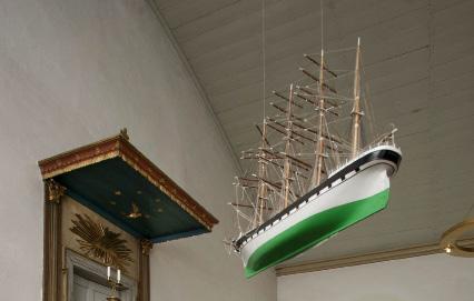 Votivskepp Kyrkskeppet, eller votivskeppet, har sin plats i koret. Det är en modell av barken Beatrice tillverkad av skepparen Martin Olsson i Pataholm.