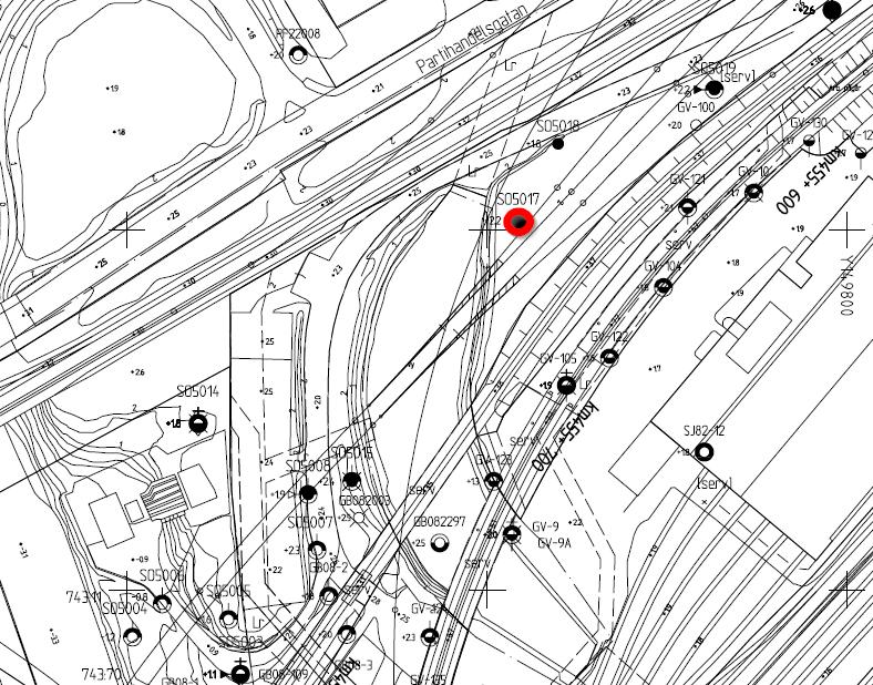 Version: A 9(25) Km 455+600-455+850 Mätning av bälgsättningsmätaren SO5017 i november 2013 (7 månader efter nollmätningen) visar en sättningshastighet i storleksordningen 12-15 mm/år och en