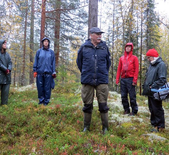 Liten rapport från skogskursen i Hamra-trakten 28-29 sept av Hans Bärring Sammanfattning En grupp på cirka 25 personer träffades för att titta på nyckelbiotoper i trakten av Hamra.