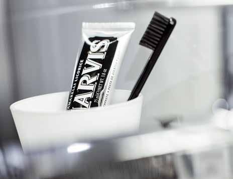 Utöver arbetsytan finns även plats för badrummets nödvändiga detaljer, så som mjuka fina handdukar och favoritdoften, som tillsammans skapar ett vackert