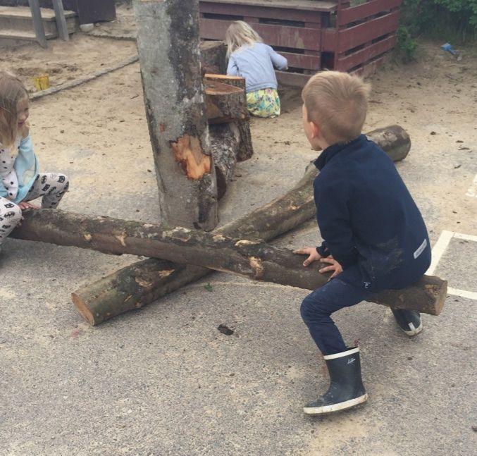 gården. Barnen har skapat hinderbanor, grillar kojor osv.