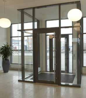 Sapa Dörrar Dörrar för alla rum Fri formgivning Sapa Byggsystem i aluminium innebär minimalt underhåll och pålitliga funktioner, vilket uppskattas av både fastighetsägare och boende.