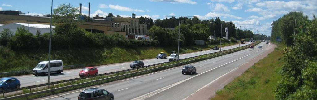 29 (94) Från Våxnäsmotet fram till Klaramotet finns det endast ett fåtal öppningar där grönområden med gräsytor och mindre buskage tränger sig fram kring vägområdet.