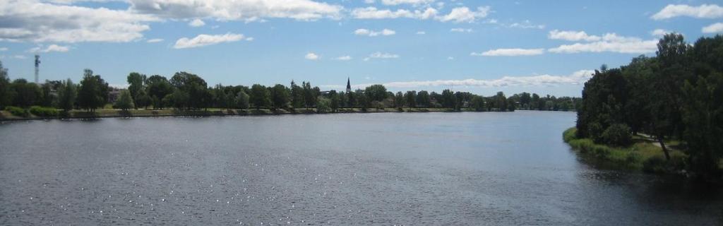 30 (94) Figur 15. E18 går på bro över Klarälven, stadens silhuett och domkyrka skymtar i söder.