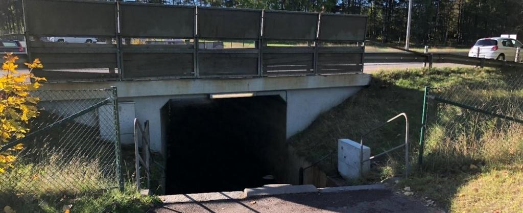 Vissa av passagerna ligger också ensligt, till exempel längs sträckor genom skogspartier. Dessa faktorer kan leda till en upplevd otrygghet.