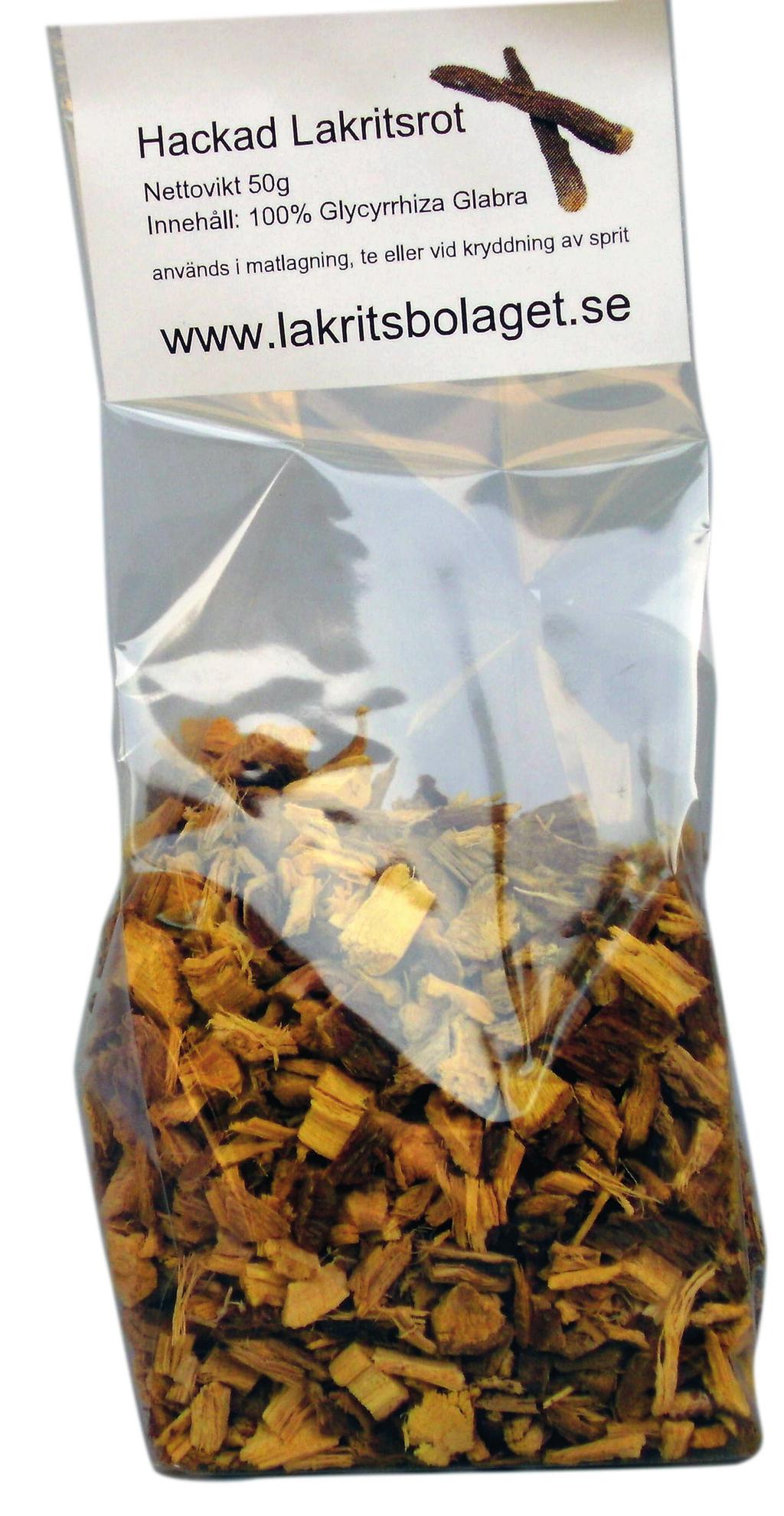 Det är rötterna från växten Lakritsrot (Glycyrrhiza Glabra) som skördas, torkas, mals och kokas för