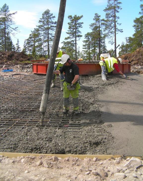 Grus, cement och vatten blandas då på plats och transporteras till fundamentet där det pumpas ut med pumpbil, se Figur 8.