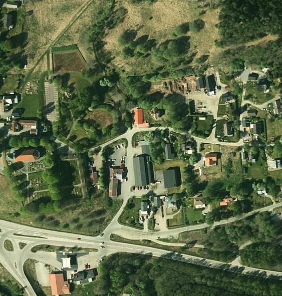 Uppdragsgivare: Härryda kommun Version: 2 Områdesbeskrivning Området utgörs av varierad bebyggelse med en blandning av villor, verksamheter och mindre flerbostadshus.