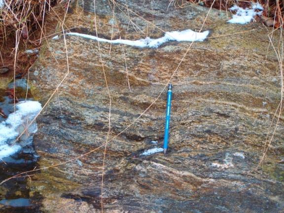 3 (5) Figur 3.4: Förekommande bergarter i delområde 5. Till vänster grå glimmerrik gnejs väster om, till höger helt kloritiserad bergart invid pumphuset.