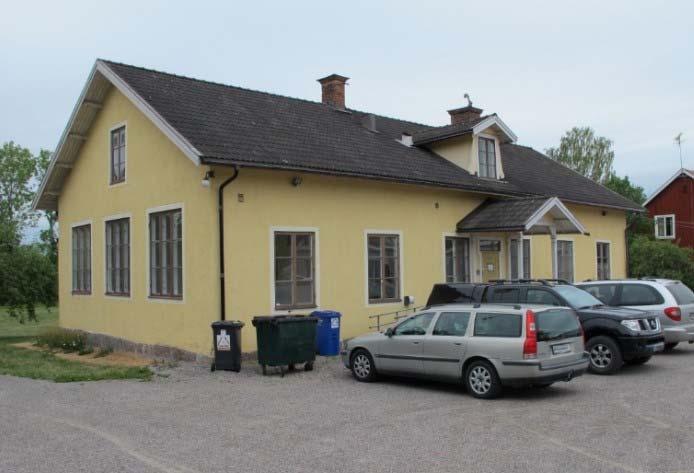 Bebyggelse och kommunal kulturmiljö Vänge kyrka utgör tillsammans med den intilliggande bebyggelsen, i huvudsak Prästgården och Kyrkskolan, en väl sammanhängande enhet och ett gammalt sockencentrum.