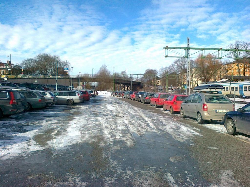 Figur 2. Område som ska bebyggas i den norra delen av planområdet, i nuläget en stor parkeringsyta.
