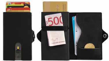 En RFID säker plånbok i aluminium och konstläder som förhindrar skimming. Med ett enkelt tryck uppåt poppar korten upp och blir lättillgängliga.